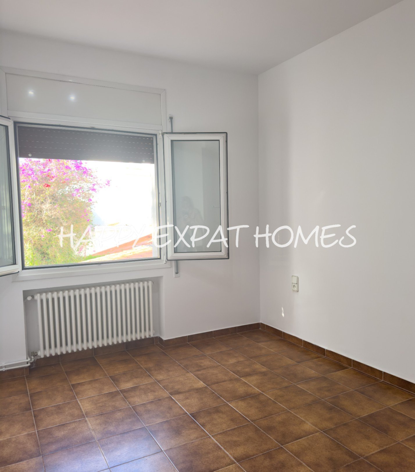 Dieses moderne Haus im mediterranen Stil, das 2024 neu renoviert wurde, befindet sich im Herzen von Sitges, nur einen kurzen Spaziergang von der Aveni