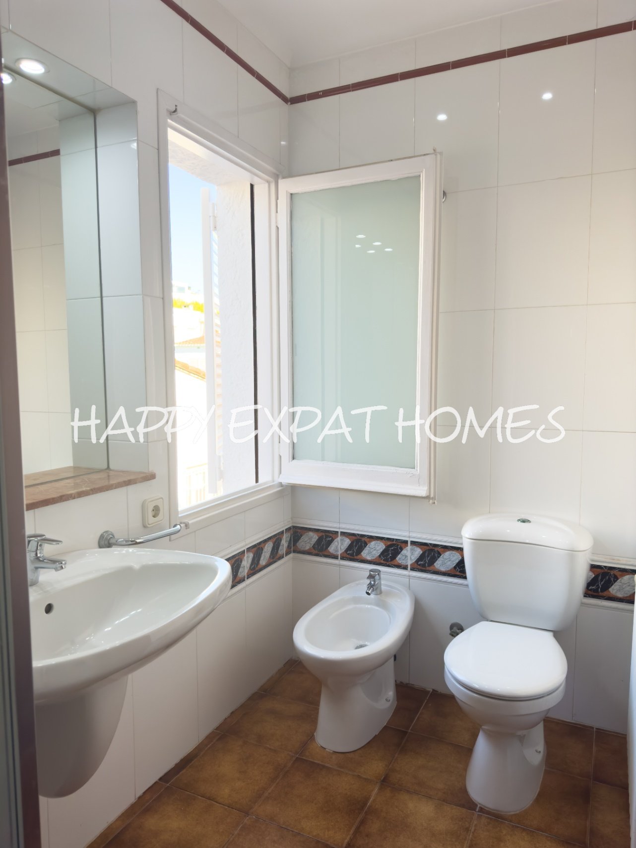 Dieses moderne Haus im mediterranen Stil, das 2024 neu renoviert wurde, befindet sich im Herzen von Sitges, nur einen kurzen Spaziergang von der Aveni