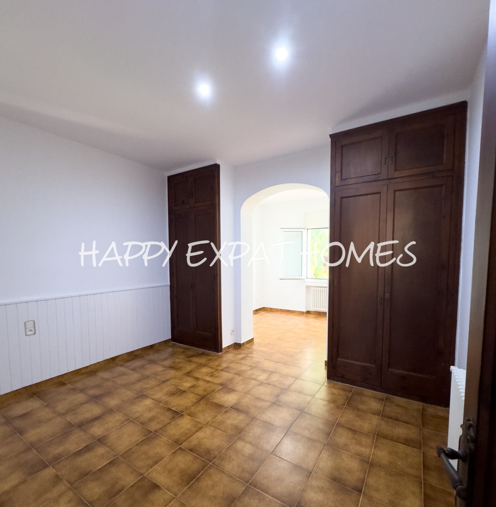 Dieses moderne Haus im mediterranen Stil, das 2024 neu renoviert wurde, befindet sich im Herzen von Sitges, nur einen kurzen Spaziergang von der Aveni