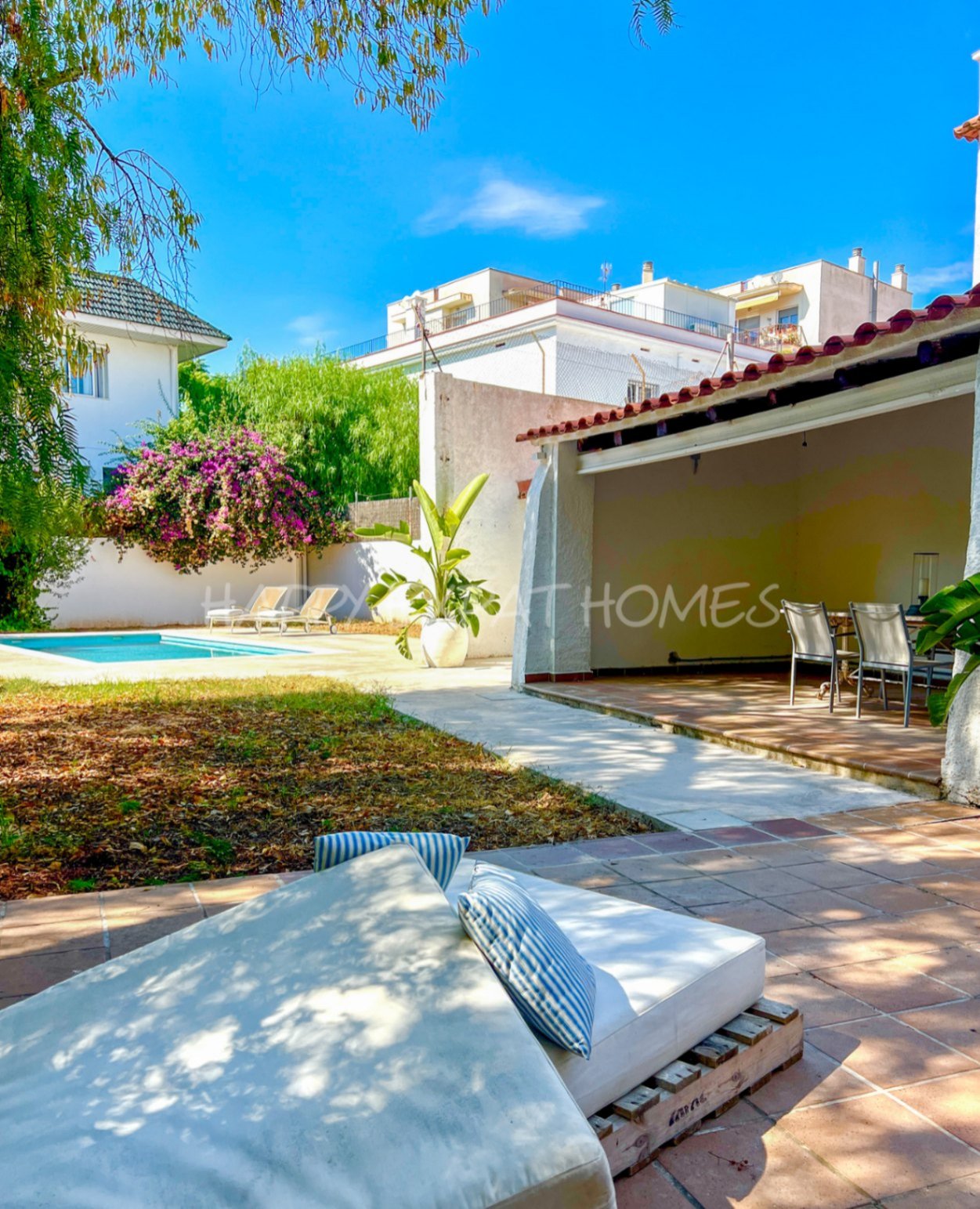 Dieses moderne Haus im mediterranen Stil, das 2024 neu renoviert wurde, befindet sich im Herzen von Sitges, nur einen kurzen Spaziergang von der Aveni