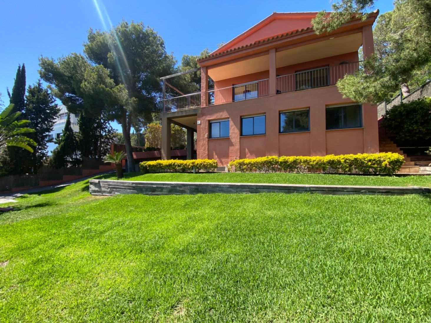 Gelegen in der exklusiven Wohngegend Montmar in Castelldefels, bietet dieses beeindruckende Einfamilienhaus einen herrlichen Blick auf das Mittelmeer