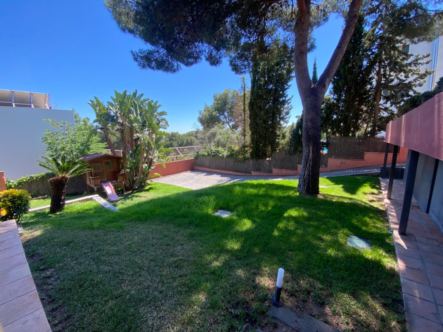 Gelegen in der exklusiven Wohngegend Montmar in Castelldefels, bietet dieses beeindruckende Einfamilienhaus einen herrlichen Blick auf das Mittelmeer