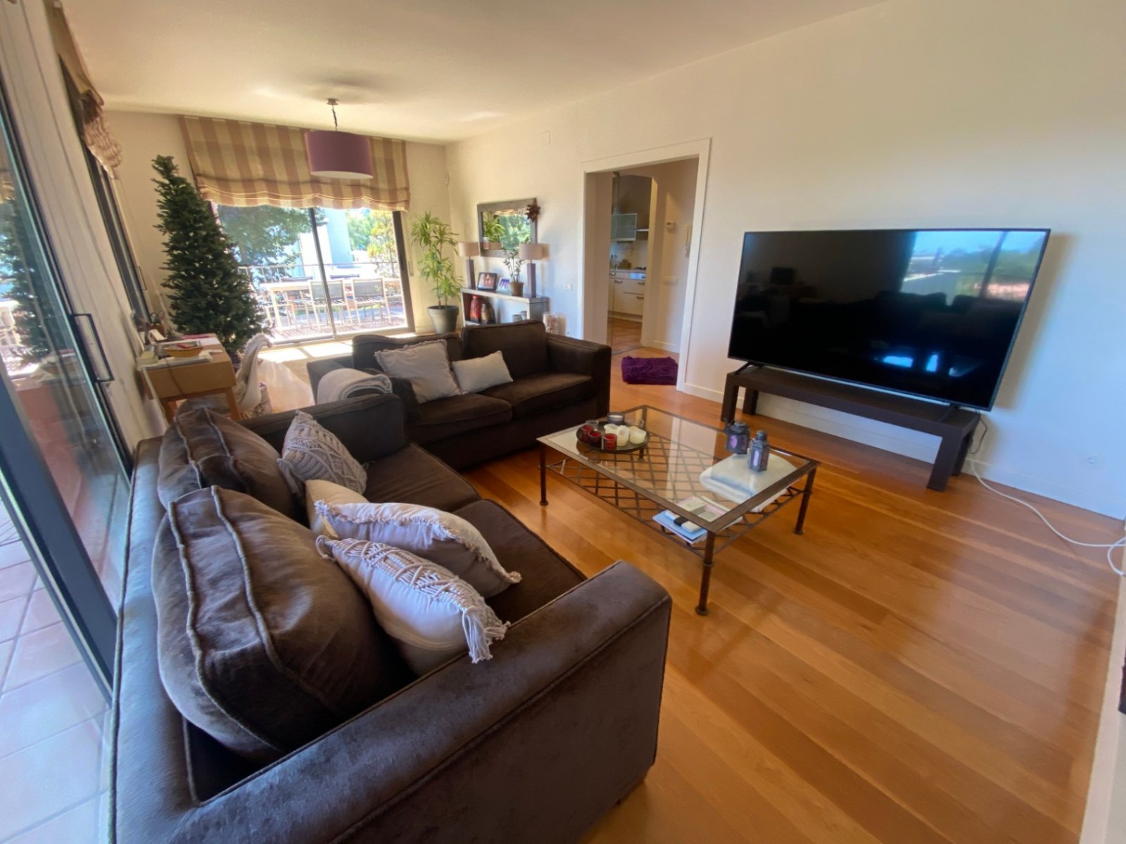 Gelegen in der exklusiven Wohngegend Montmar in Castelldefels, bietet dieses beeindruckende Einfamilienhaus einen herrlichen Blick auf das Mittelmeer