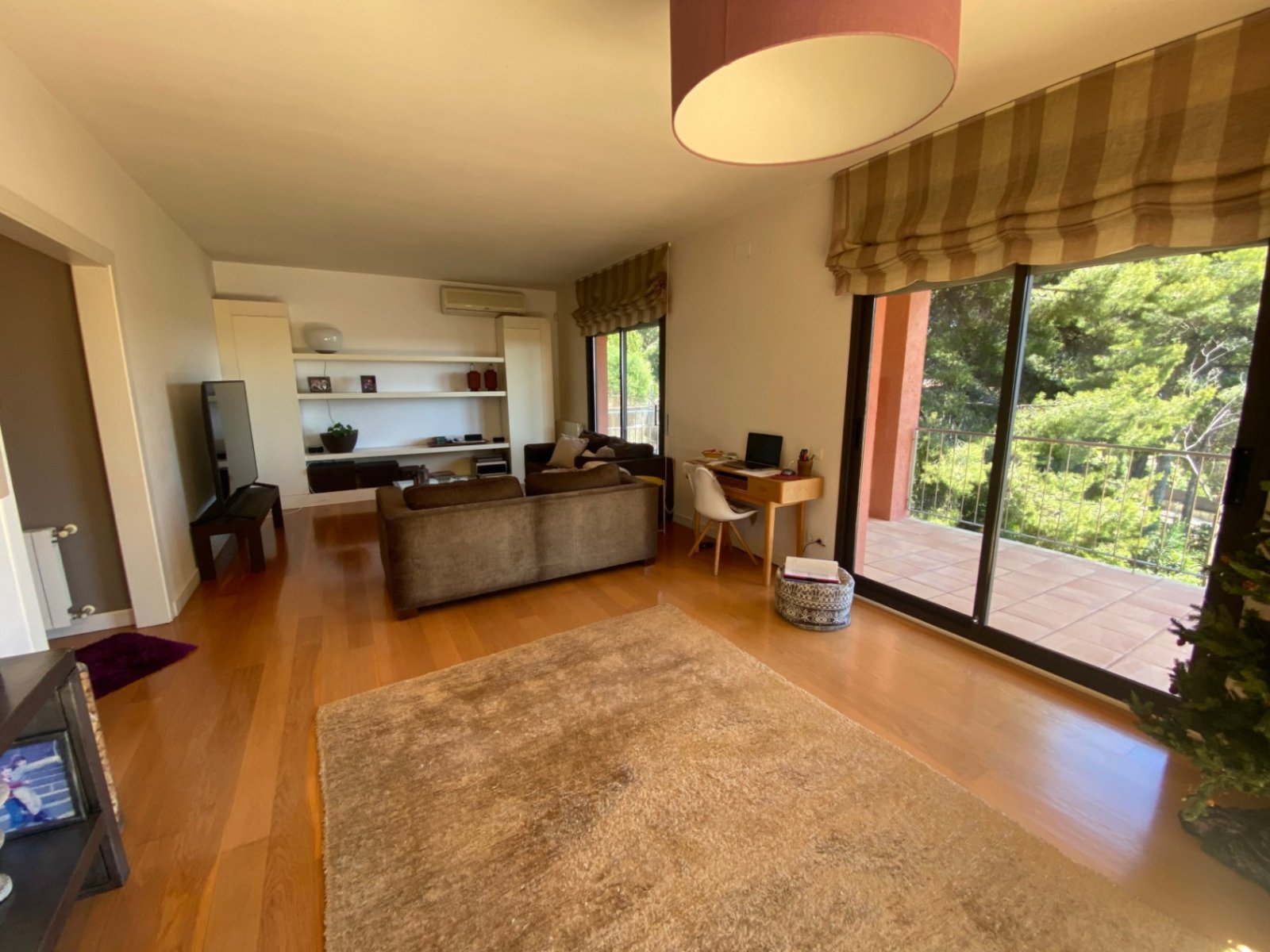 Gelegen in der exklusiven Wohngegend Montmar in Castelldefels, bietet dieses beeindruckende Einfamilienhaus einen herrlichen Blick auf das Mittelmeer