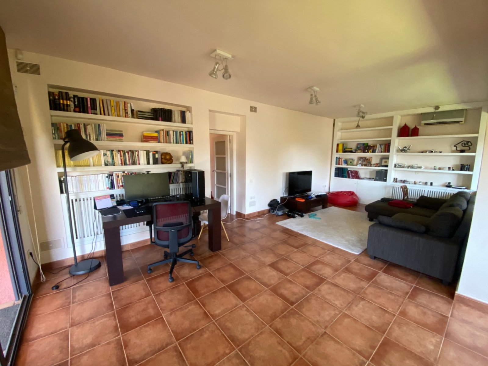 Gelegen in der exklusiven Wohngegend Montmar in Castelldefels, bietet dieses beeindruckende Einfamilienhaus einen herrlichen Blick auf das Mittelmeer