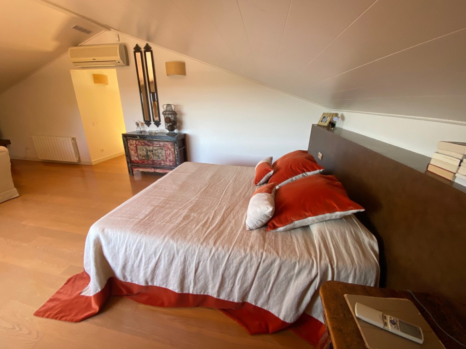 Gelegen in der exklusiven Wohngegend Montmar in Castelldefels, bietet dieses beeindruckende Einfamilienhaus einen herrlichen Blick auf das Mittelmeer