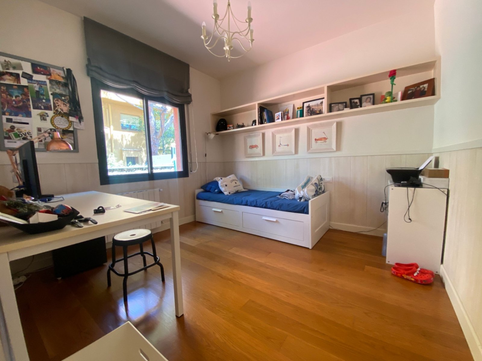 Gelegen in der exklusiven Wohngegend Montmar in Castelldefels, bietet dieses beeindruckende Einfamilienhaus einen herrlichen Blick auf das Mittelmeer