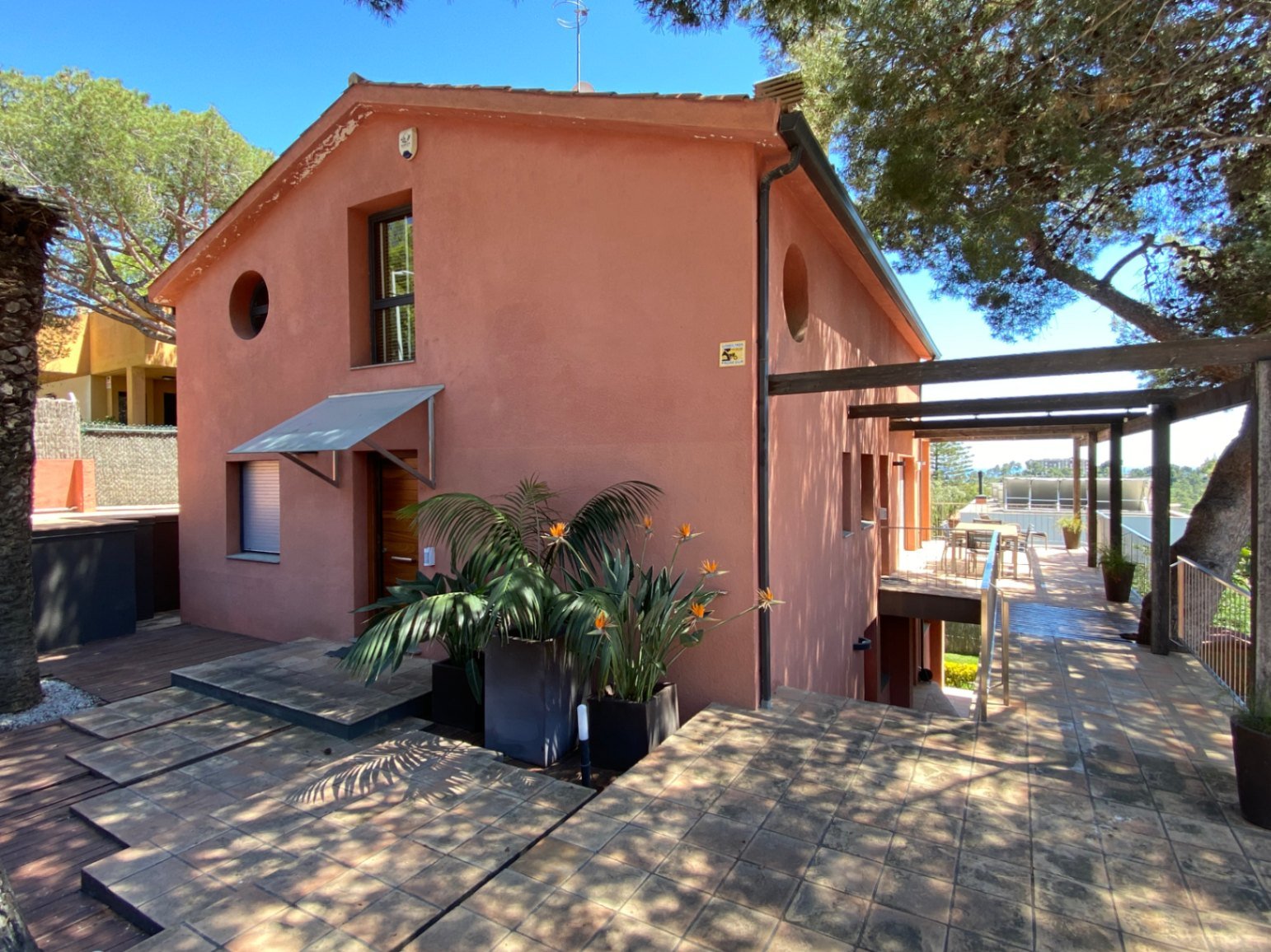 Gelegen in der exklusiven Wohngegend Montmar in Castelldefels, bietet dieses beeindruckende Einfamilienhaus einen herrlichen Blick auf das Mittelmeer