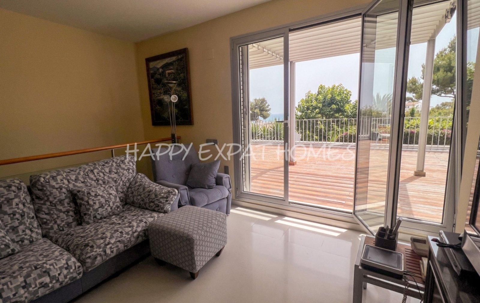 Wir lieben die Urbanisation Casas del Mar und diese Maisonette mit fünf Schlafzimmern und ihrer wunderschönen Terrasse wird Ihnen das Herz stehlen.