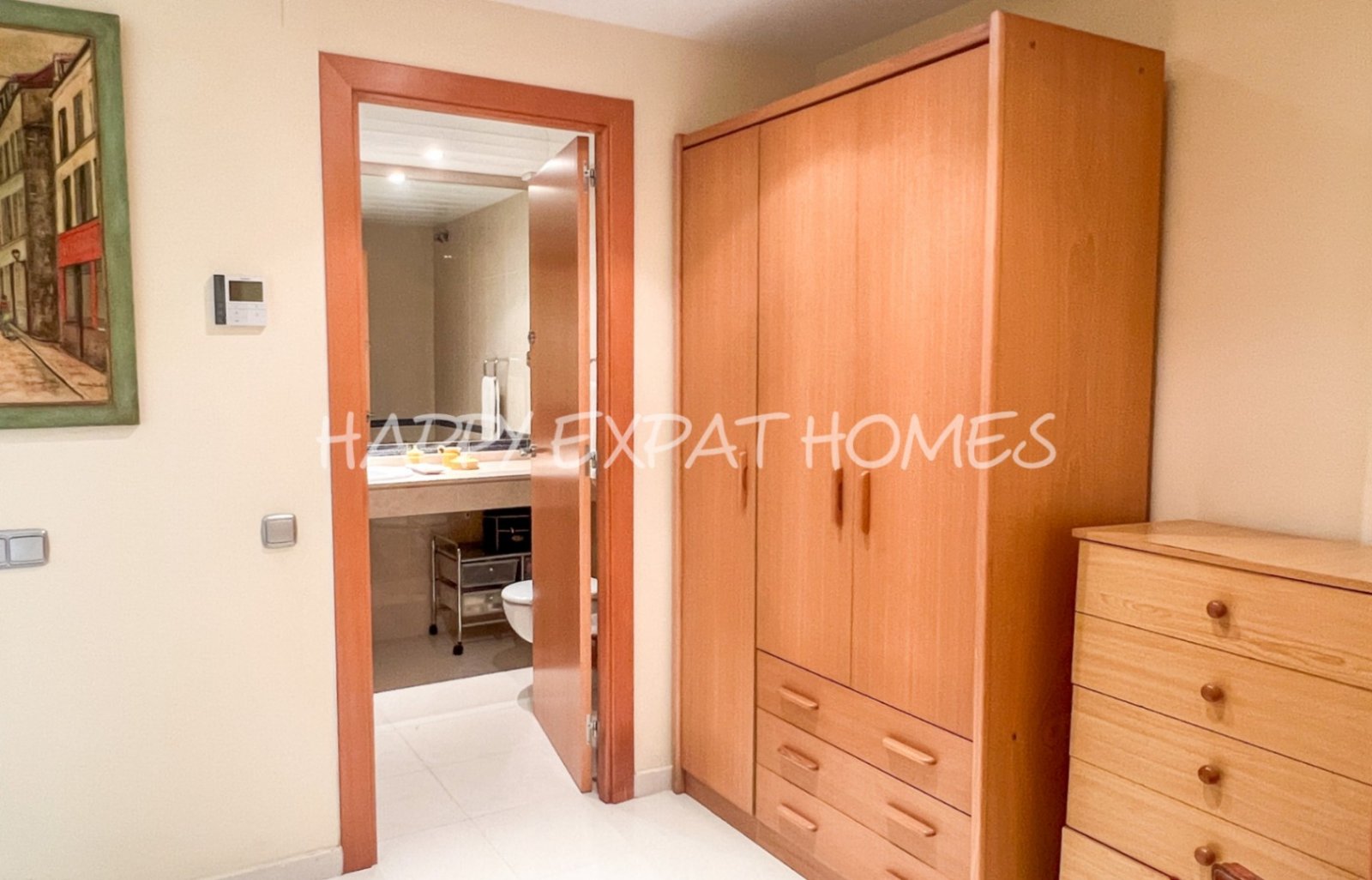 Wir lieben die Urbanisation Casas del Mar und diese Maisonette mit fünf Schlafzimmern und ihrer wunderschönen Terrasse wird Ihnen das Herz stehlen.