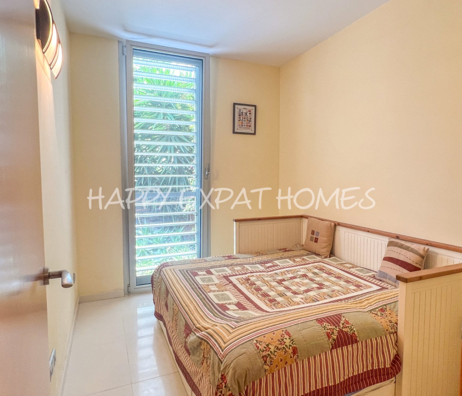 Wir lieben die Urbanisation Casas del Mar und diese Maisonette mit fünf Schlafzimmern und ihrer wunderschönen Terrasse wird Ihnen das Herz stehlen.