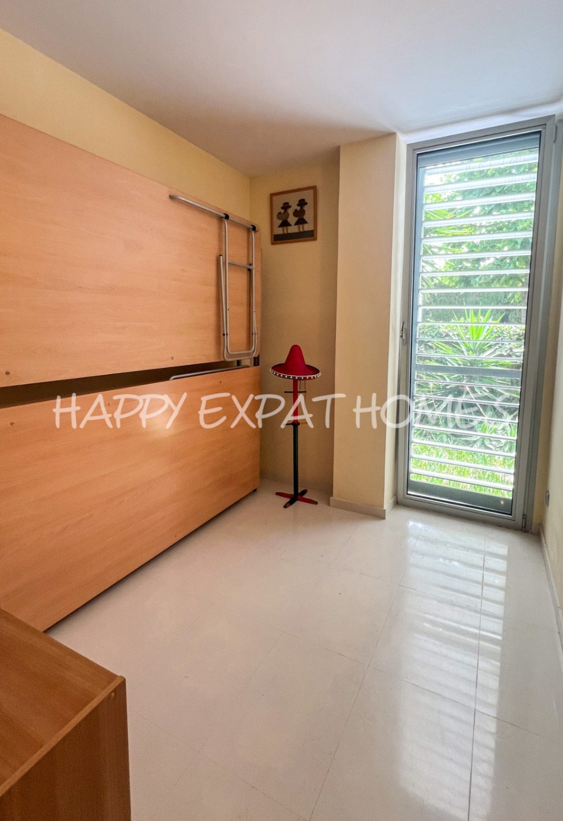 Wir lieben die Urbanisation Casas del Mar und diese Maisonette mit fünf Schlafzimmern und ihrer wunderschönen Terrasse wird Ihnen das Herz stehlen.