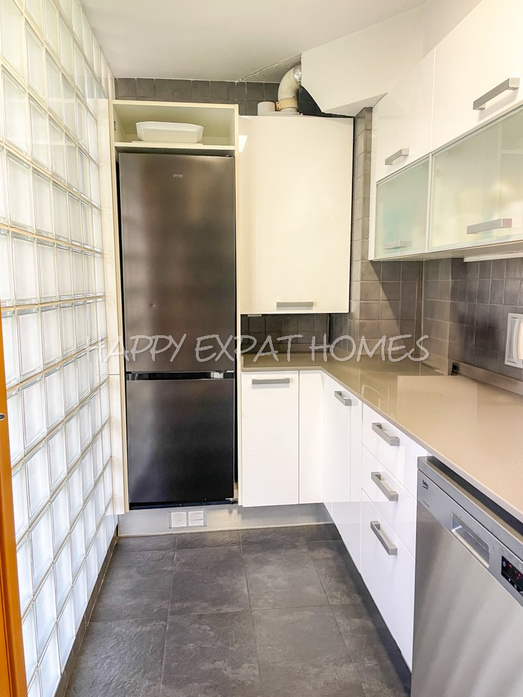 Beeindruckende Zweifamilienhaus-Hälfte mit Touristenlizenz (mit hoher Rentabilität) und Meerblick in Vallpineda.


Diese Doppelhaushälfte verfügt üb