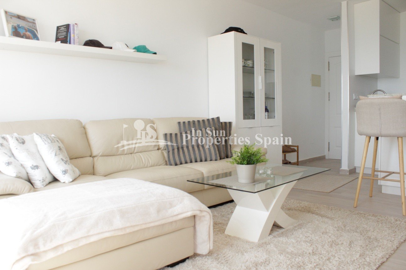 WOW!! Spektakuläre Penthouse-Wohnung direkt am Meer mit herrlichem Meerblick in Playa Flamenca Beach!  Dieses 1-Schlafzimmer (ursprünglic