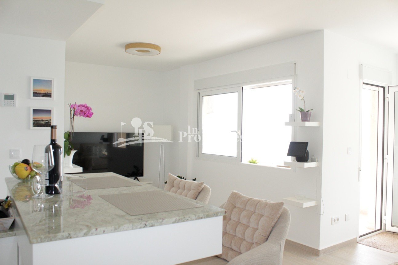 WOW!! Spektakuläre Penthouse-Wohnung direkt am Meer mit herrlichem Meerblick in Playa Flamenca Beach!  Dieses 1-Schlafzimmer (ursprünglic