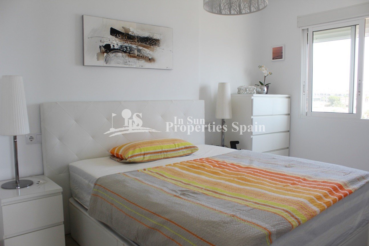 WOW!! Spektakuläre Penthouse-Wohnung direkt am Meer mit herrlichem Meerblick in Playa Flamenca Beach!  Dieses 1-Schlafzimmer (ursprünglic