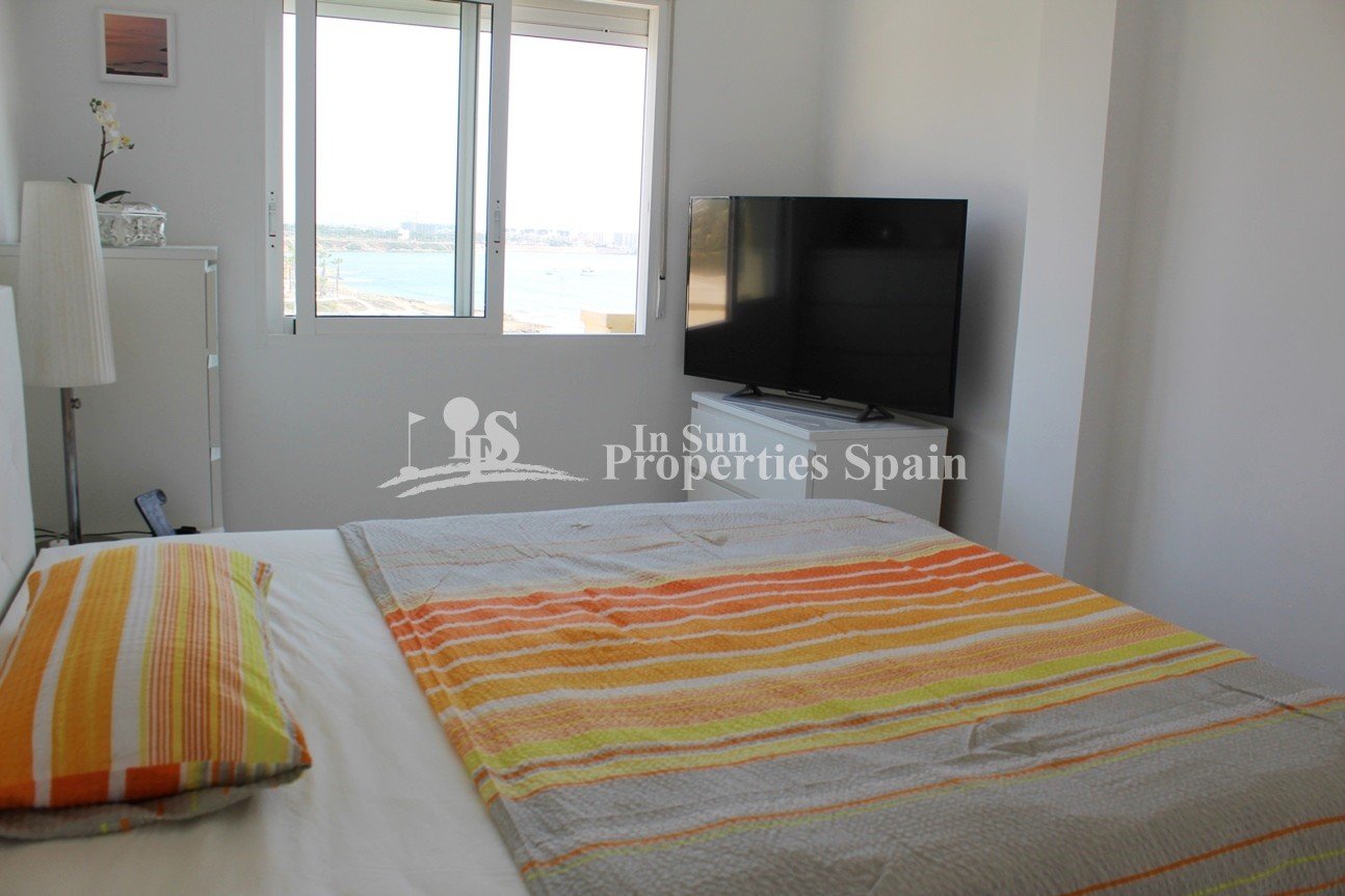 WOW!! Spektakuläre Penthouse-Wohnung direkt am Meer mit herrlichem Meerblick in Playa Flamenca Beach!  Dieses 1-Schlafzimmer (ursprünglic