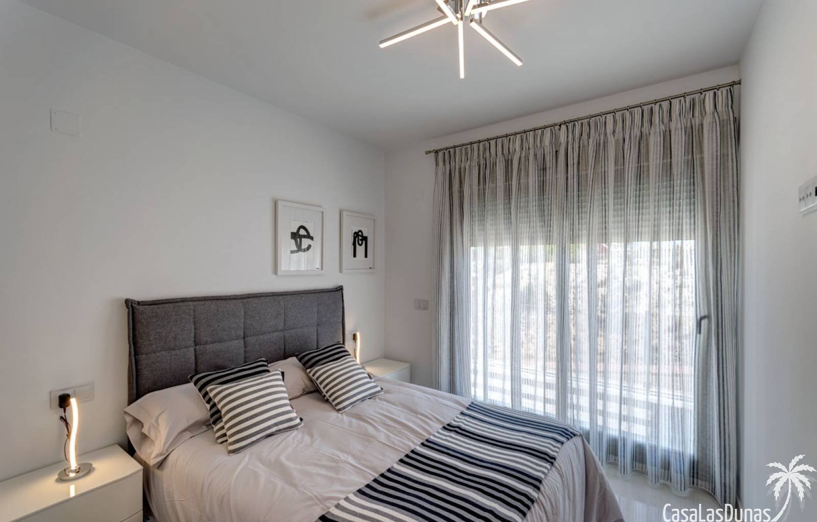 Dieses moderne Neubauprojekt liegt am Rande von San Miguel de Salinas. Diese Villa verfügt über ein Wohn-/Esszimmer, eine offene Küche, ein Schlafzim