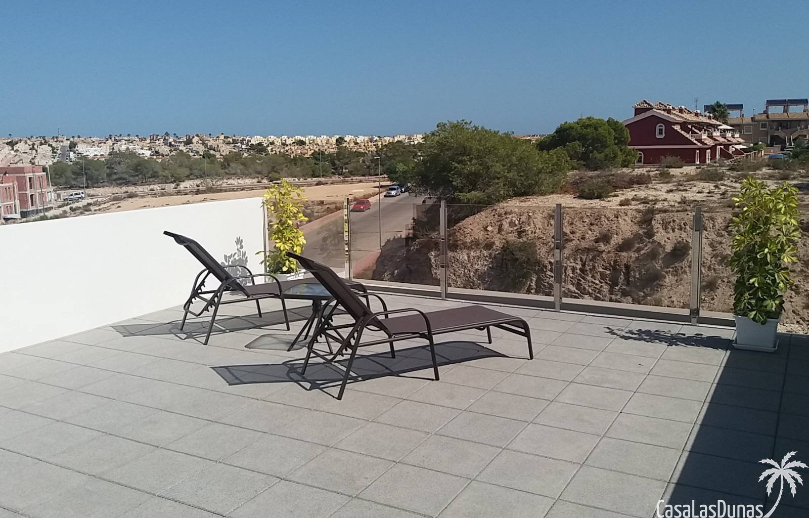 Dieses moderne Neubauprojekt liegt am Rande von San Miguel de Salinas. Diese Villa verfügt über ein Wohn-/Esszimmer, eine offene Küche, ein Schlafzim