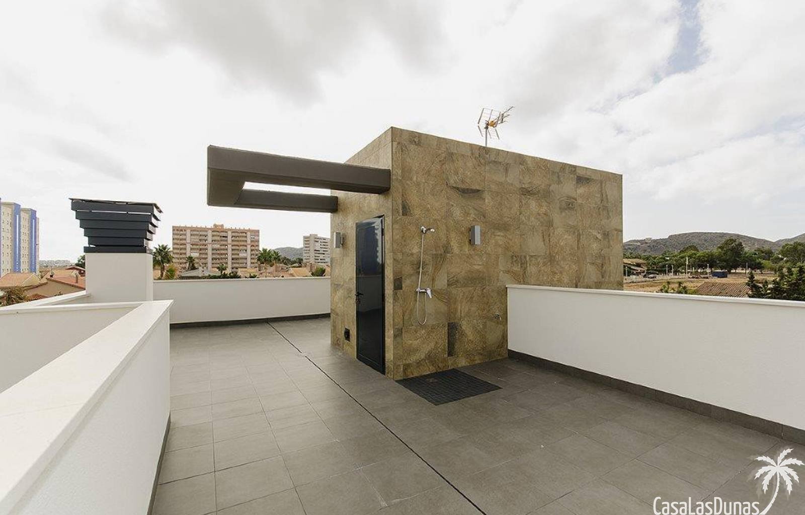 Diese Residenz, bestehend aus 16 freistehenden Villen, wird derzeit nur 3 Gehminuten von den ausgezeichneten Sandstränden von Mar Menor entfernt geba