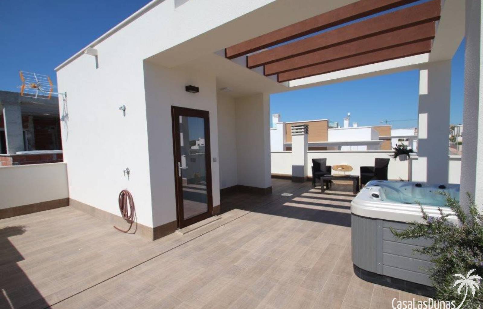 Diese Residenz, bestehend aus 16 freistehenden Villen, wird derzeit nur 3 Gehminuten von den ausgezeichneten Sandstränden von Mar Menor entfernt geba