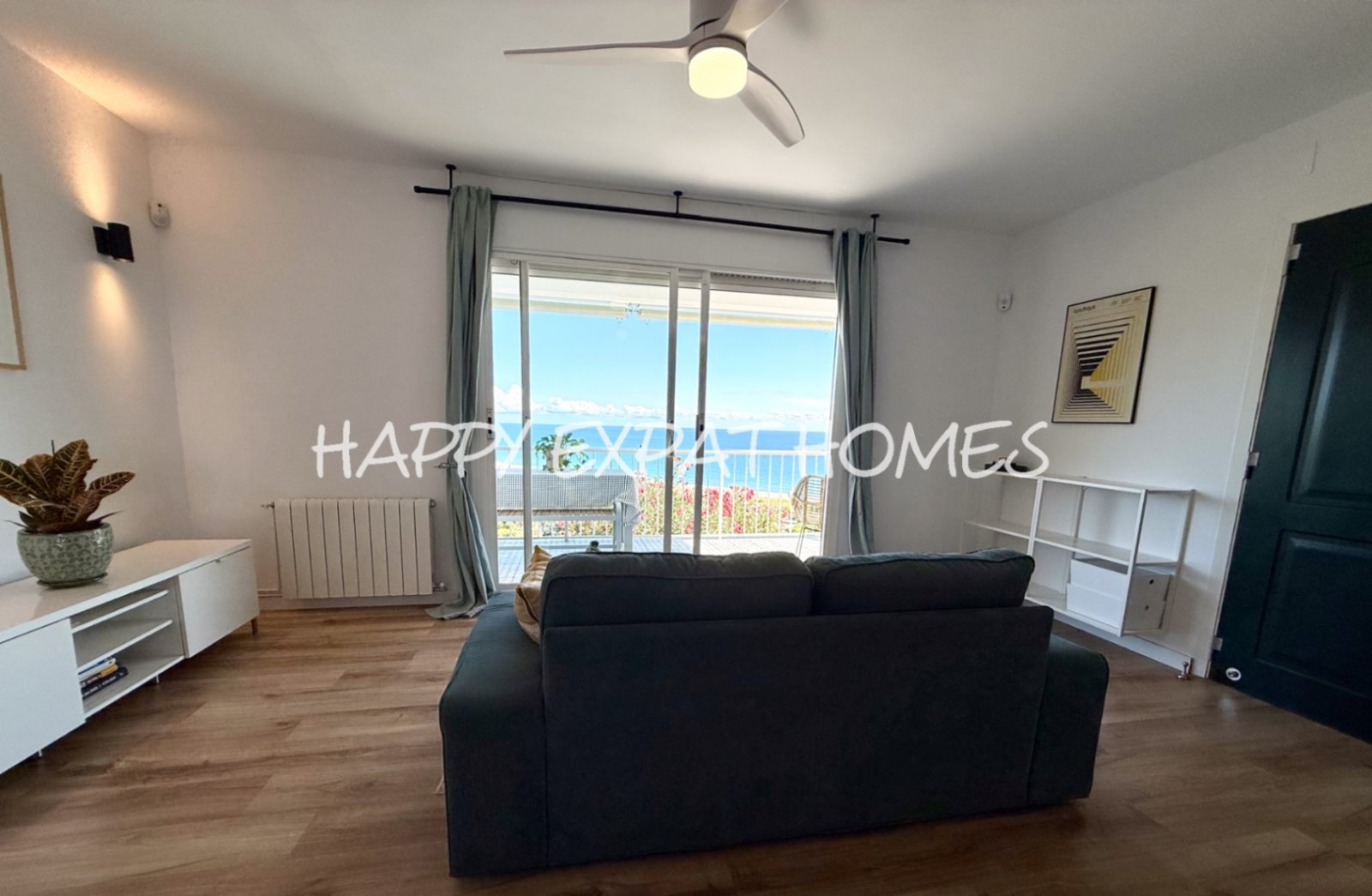 Diese wunderschöne Immobilie befindet sich in einem der beliebtesten Gebiete von Les Botigues de Sitges. Ihre atemberaubenden Meerblicke sind ohne Zwe