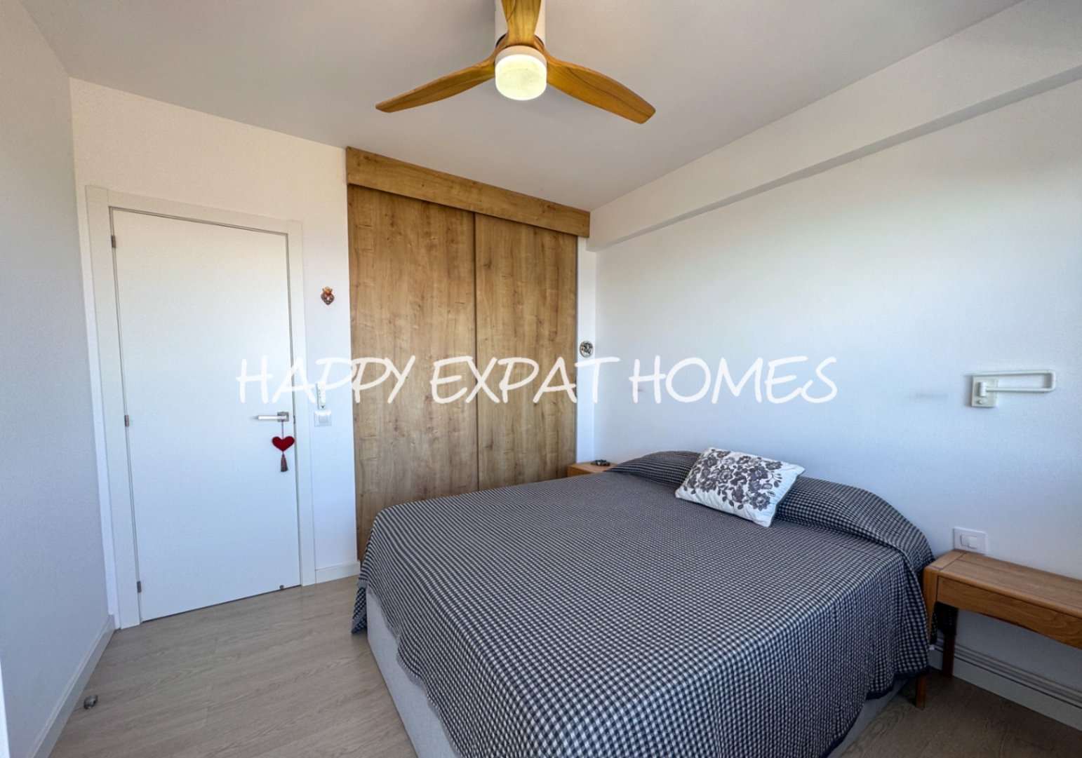 Diese wunderschöne Immobilie befindet sich in einem der beliebtesten Gebiete von Les Botigues de Sitges. Ihre atemberaubenden Meerblicke sind ohne Zwe