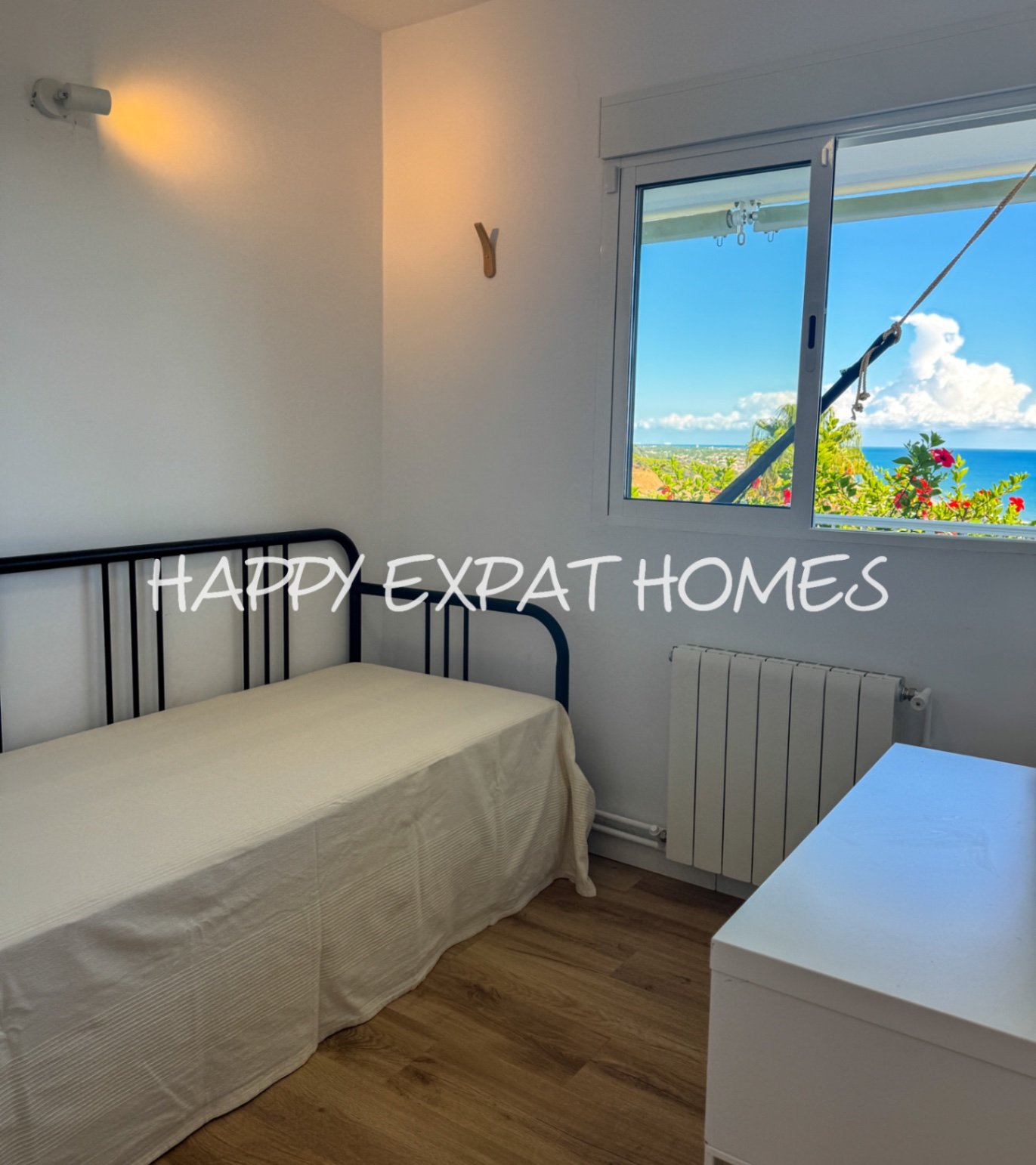 Diese wunderschöne Immobilie befindet sich in einem der beliebtesten Gebiete von Les Botigues de Sitges. Ihre atemberaubenden Meerblicke sind ohne Zwe