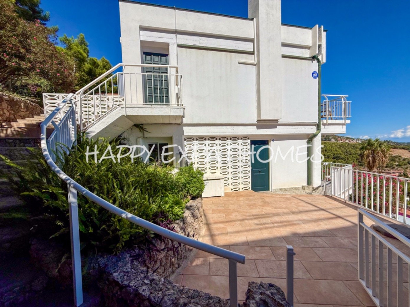 Diese wunderschöne Immobilie befindet sich in einem der beliebtesten Gebiete von Les Botigues de Sitges. Ihre atemberaubenden Meerblicke sind ohne Zwe