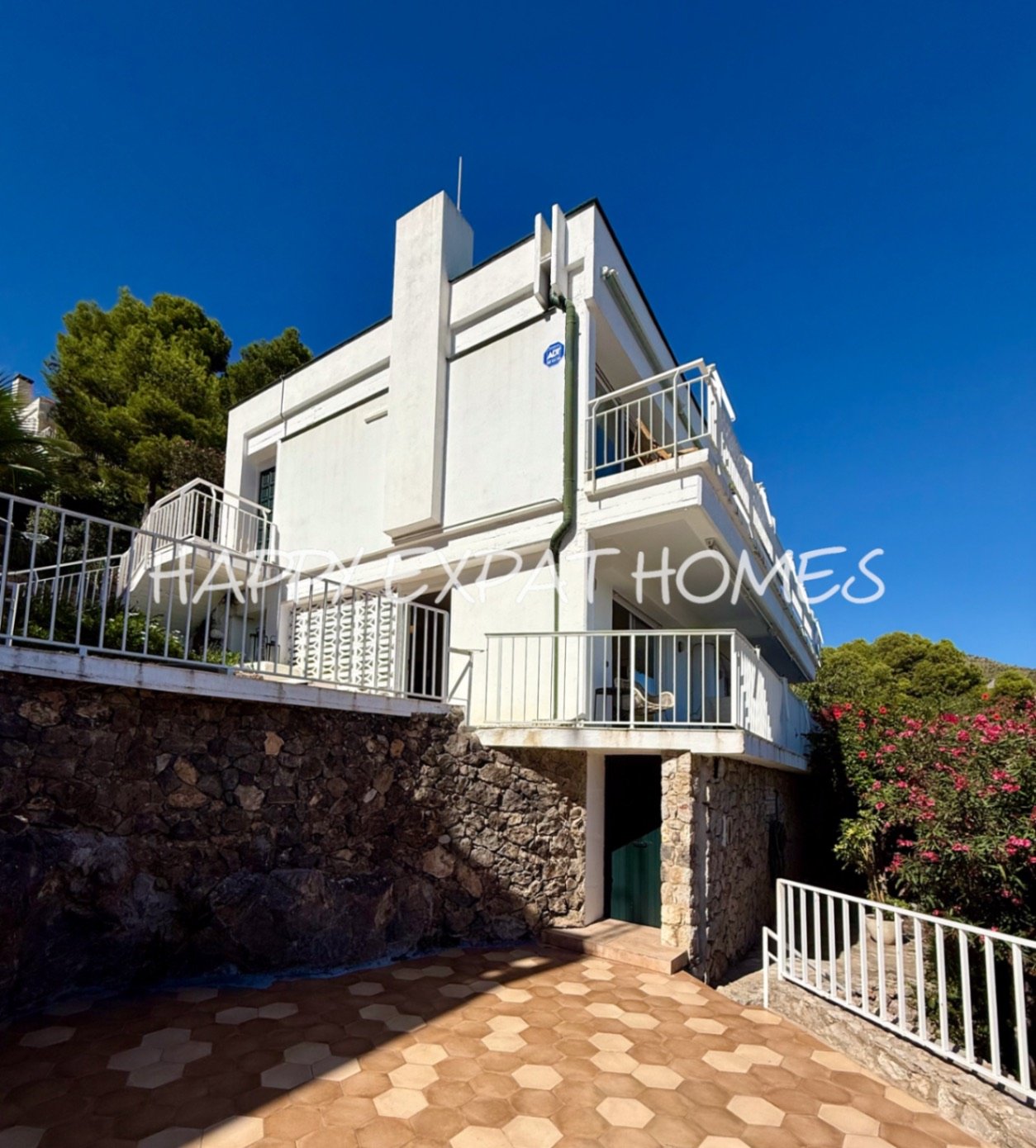 Diese wunderschöne Immobilie befindet sich in einem der beliebtesten Gebiete von Les Botigues de Sitges. Ihre atemberaubenden Meerblicke sind ohne Zwe