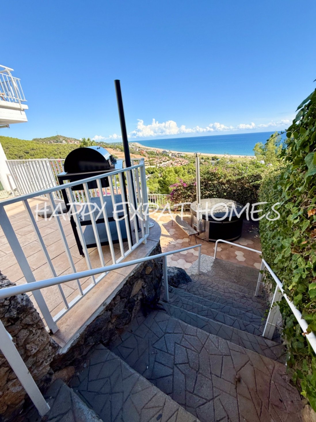 Diese wunderschöne Immobilie befindet sich in einem der beliebtesten Gebiete von Les Botigues de Sitges. Ihre atemberaubenden Meerblicke sind ohne Zwe