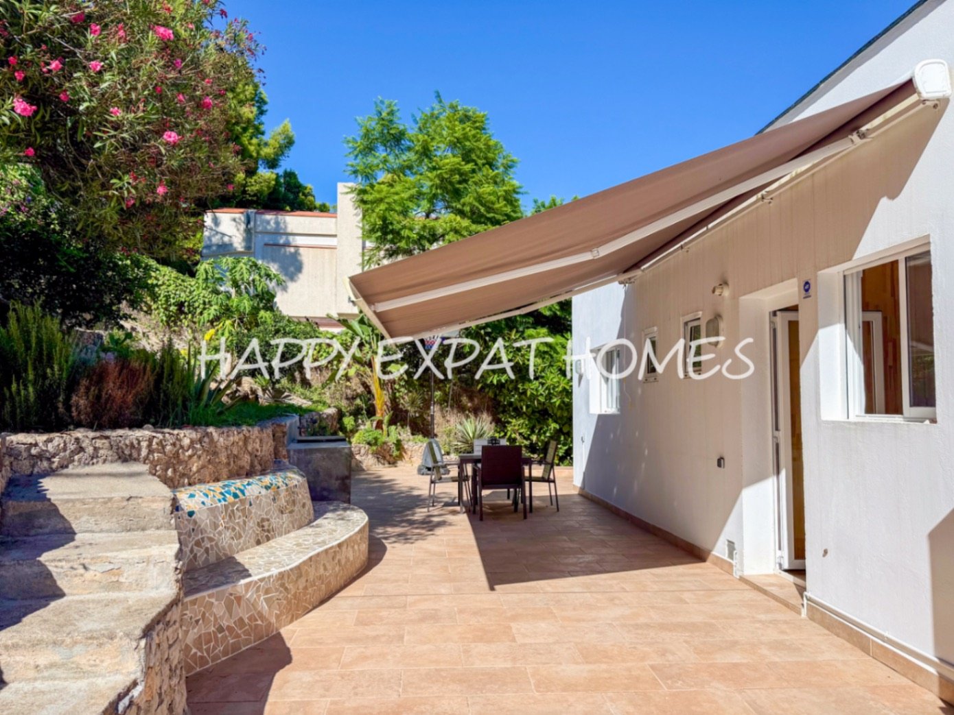 Diese wunderschöne Immobilie befindet sich in einem der beliebtesten Gebiete von Les Botigues de Sitges. Ihre atemberaubenden Meerblicke sind ohne Zwe