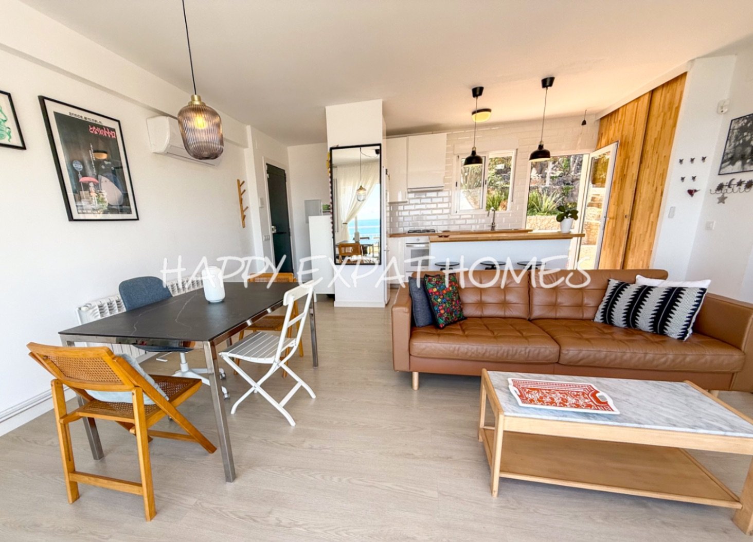 Diese wunderschöne Immobilie befindet sich in einem der beliebtesten Gebiete von Les Botigues de Sitges. Ihre atemberaubenden Meerblicke sind ohne Zwe