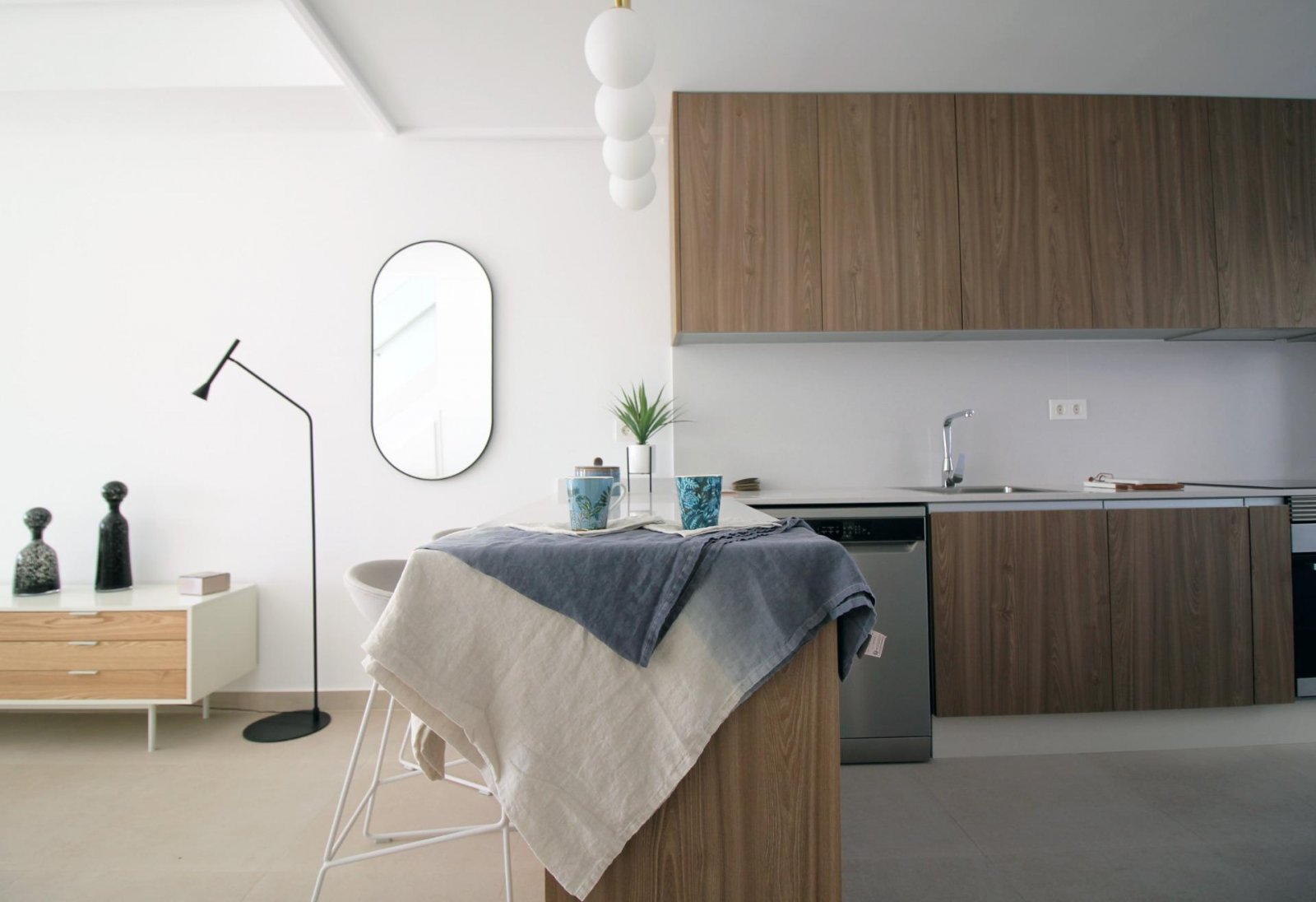 Moderne Reihenhäuser und Doppelhaushälften in Pilar de la Horadada
Entdecken Sie diese exklusive Wohnanlage mit nur sechs modernen Doppe