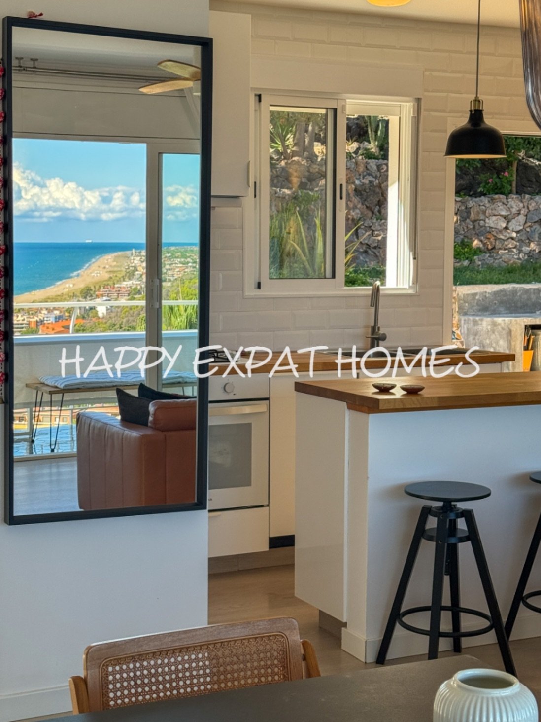 Diese wunderschöne Immobilie befindet sich in einem der beliebtesten Gebiete von Les Botigues de Sitges. Ihre atemberaubenden Meerblicke sind ohne Zwe