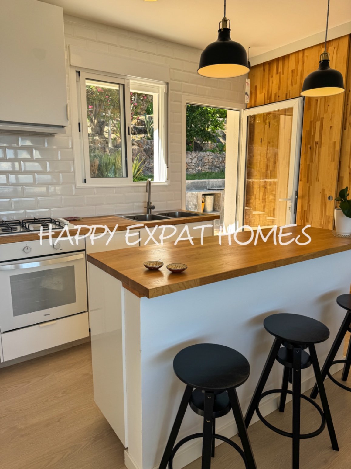 Diese wunderschöne Immobilie befindet sich in einem der beliebtesten Gebiete von Les Botigues de Sitges. Ihre atemberaubenden Meerblicke sind ohne Zwe