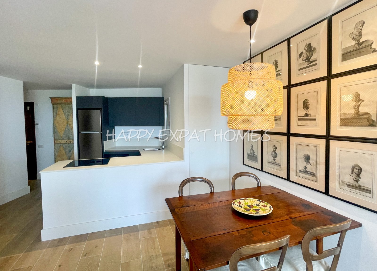 Fantastische Wohnung im Herzen von Sitges mit den besten Meerblicken.
Vom Balkon aus kann man buchstäblich die Wellen des Meeres und die Glocken der s