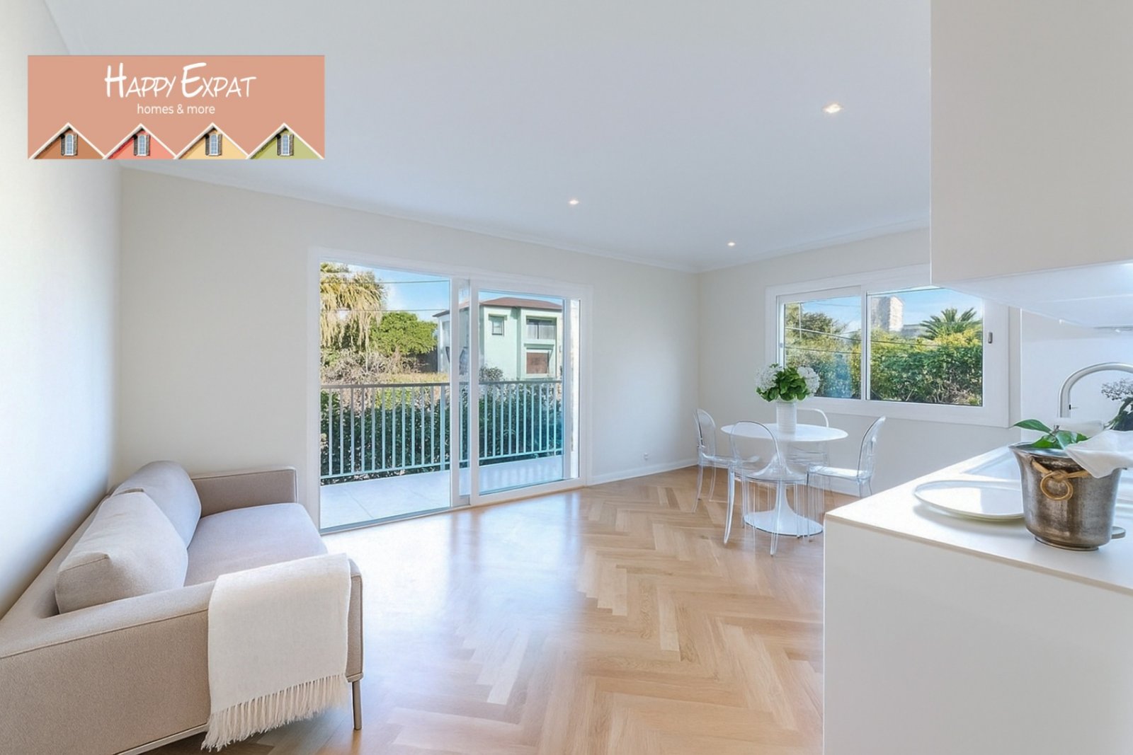 Sitges: Diese Eckwohnung ist lichtdurchflutet und mit Eichenparkett, Fußbodenheizung sowie hochwertigen Schall- und Wärmeisolierungen ausgestattet. Große dopp 