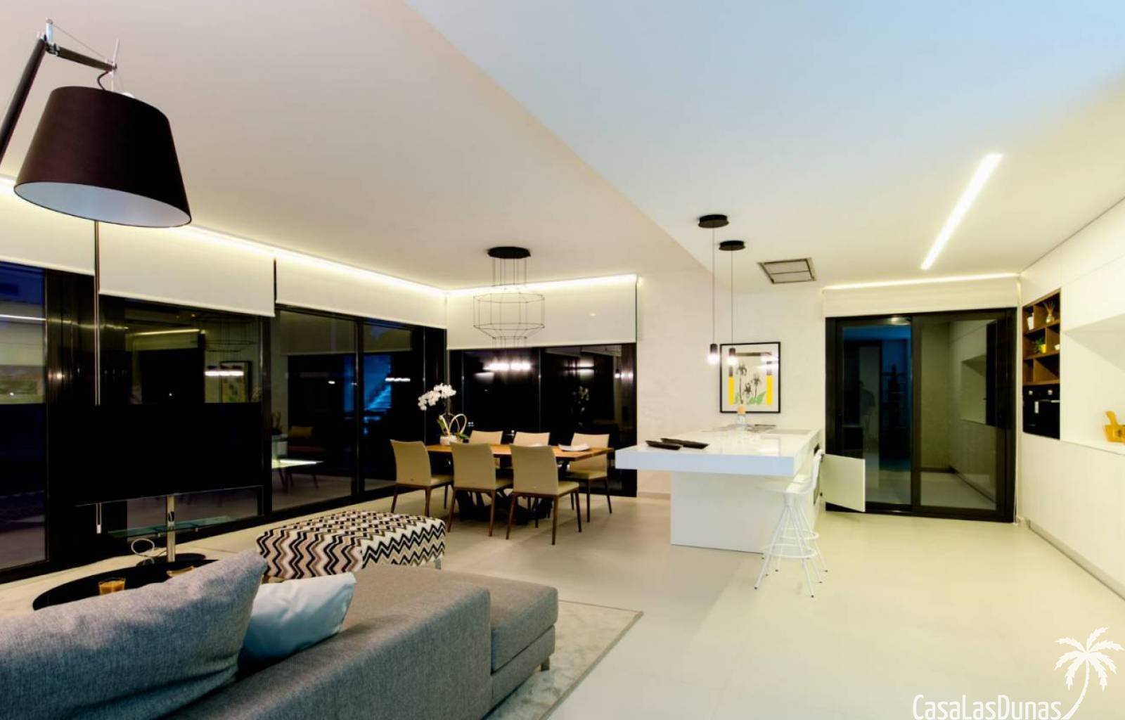 Schöne Villa in der Urbanisation Buehills in San Miguel de Salinas. In der Nähe des Golfplatzes Colinas de Campoamor. Diese Luxusvilla hat eine Gesam