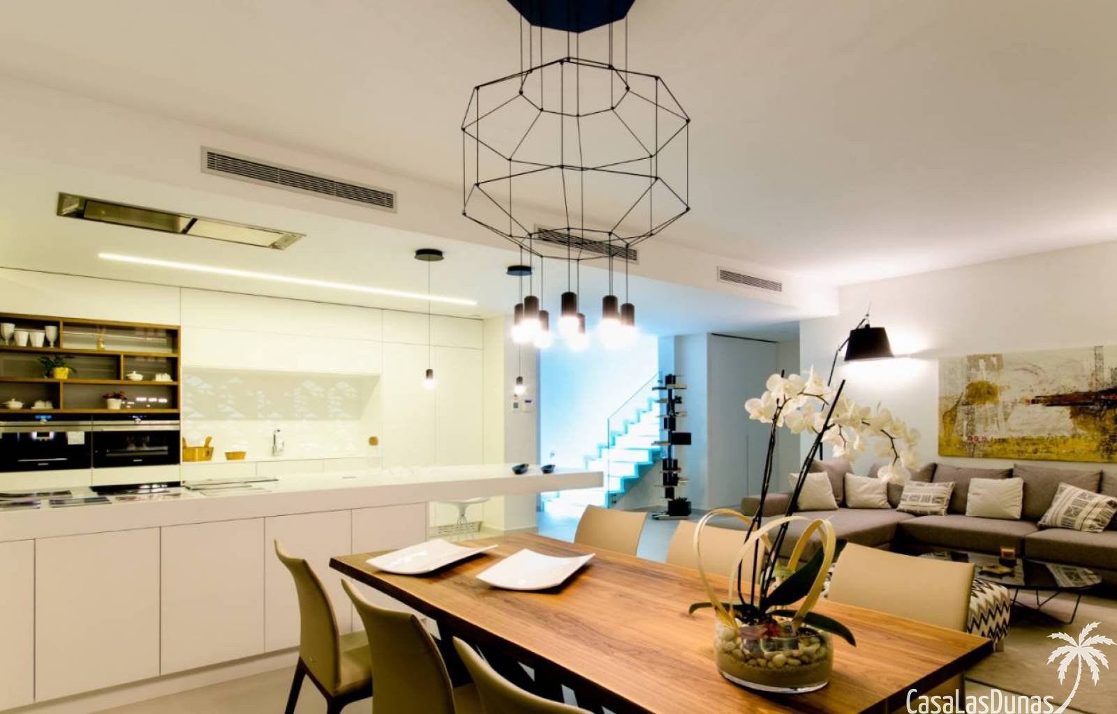 Schöne Villa in der Urbanisation Buehills in San Miguel de Salinas. In der Nähe des Golfplatzes Colinas de Campoamor. Diese Luxusvilla hat eine Gesam