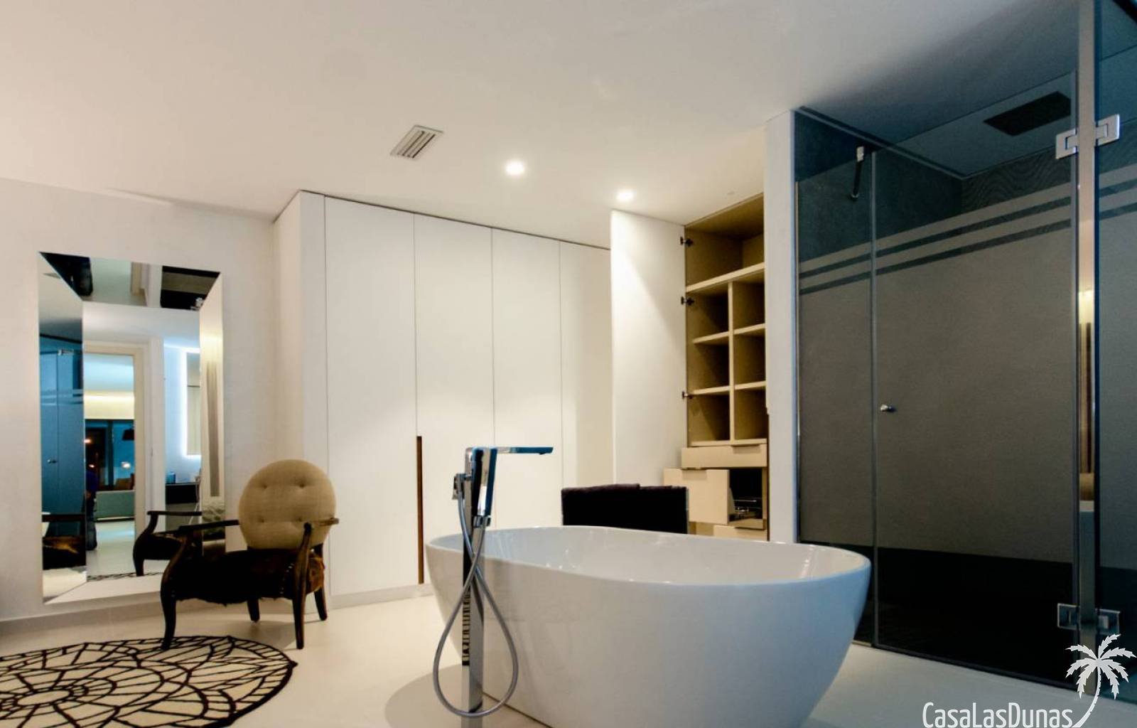 Schöne Villa in der Urbanisation Buehills in San Miguel de Salinas. In der Nähe des Golfplatzes Colinas de Campoamor. Diese Luxusvilla hat eine Gesam