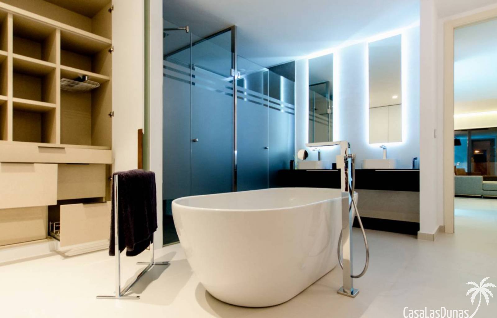 Schöne Villa in der Urbanisation Buehills in San Miguel de Salinas. In der Nähe des Golfplatzes Colinas de Campoamor. Diese Luxusvilla hat eine Gesam