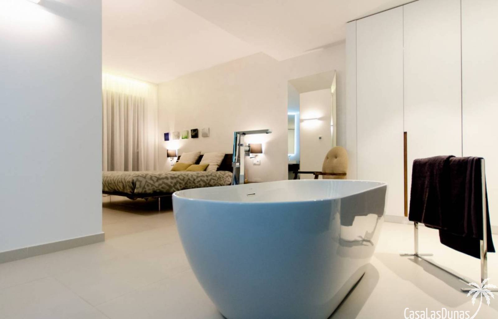 Schöne Villa in der Urbanisation Buehills in San Miguel de Salinas. In der Nähe des Golfplatzes Colinas de Campoamor. Diese Luxusvilla hat eine Gesam