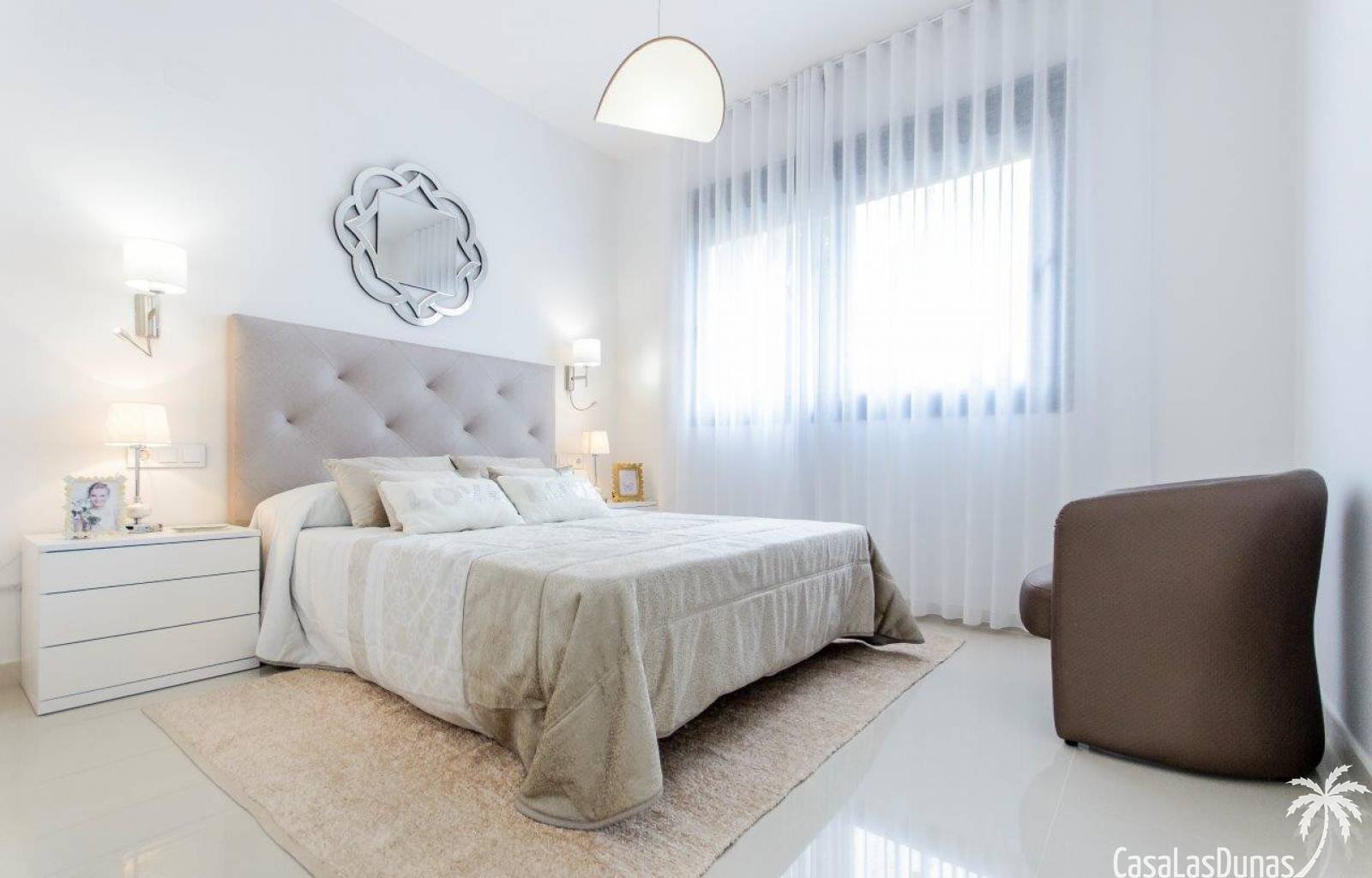 Diese Wohnanlage, bestehend aus 18 einzelnen Villen, befindet sich derzeit im Bau, 10 Kilometer von den hervorragenden Sandstränden der Costa Blanca