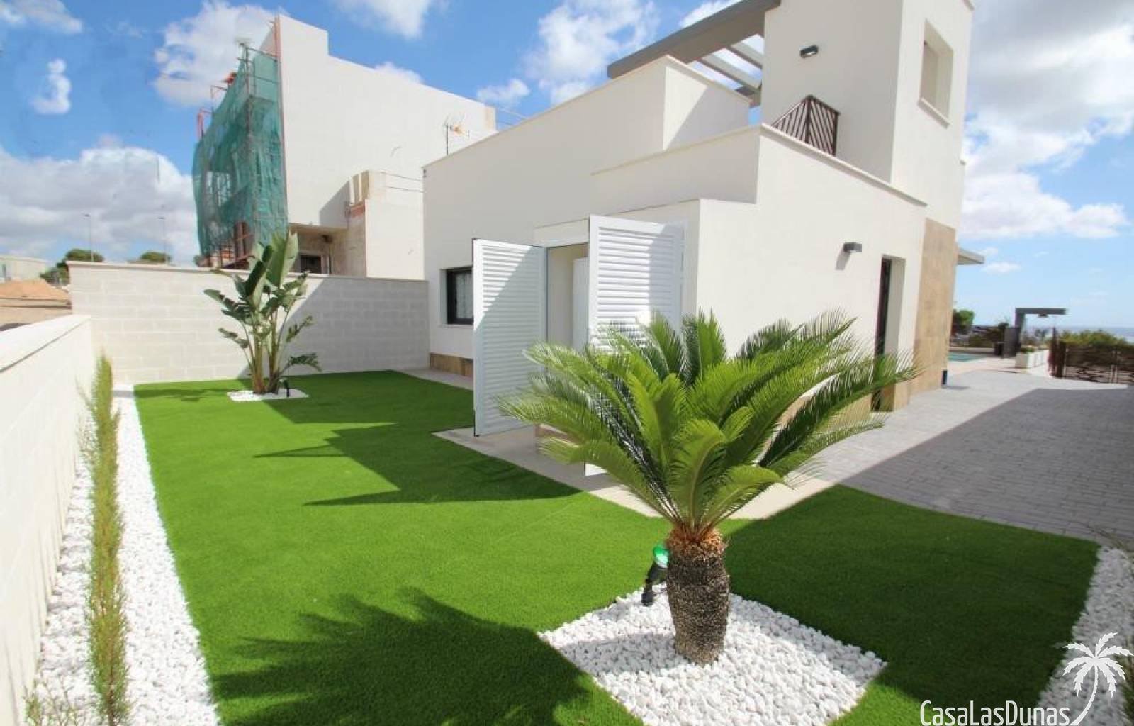 Diese Wohnanlage, bestehend aus 18 einzelnen Villen, befindet sich derzeit im Bau, 10 Kilometer von den hervorragenden Sandstränden der Costa Blanca