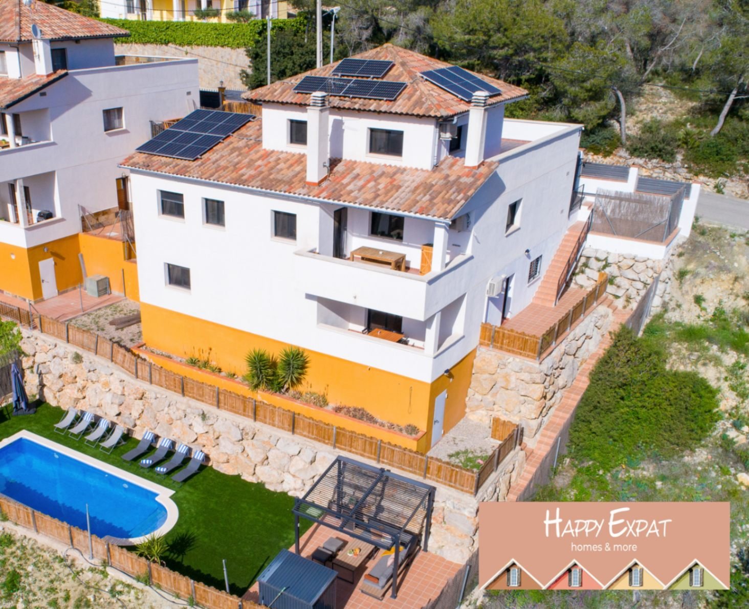 Entdecken Sie dieses geräumige Haus aus dem Jahr 2007, das 2022 renoviert wurde und über 300 m² Wohnfläche mit fantastischer Aussicht bietet. Perfekt