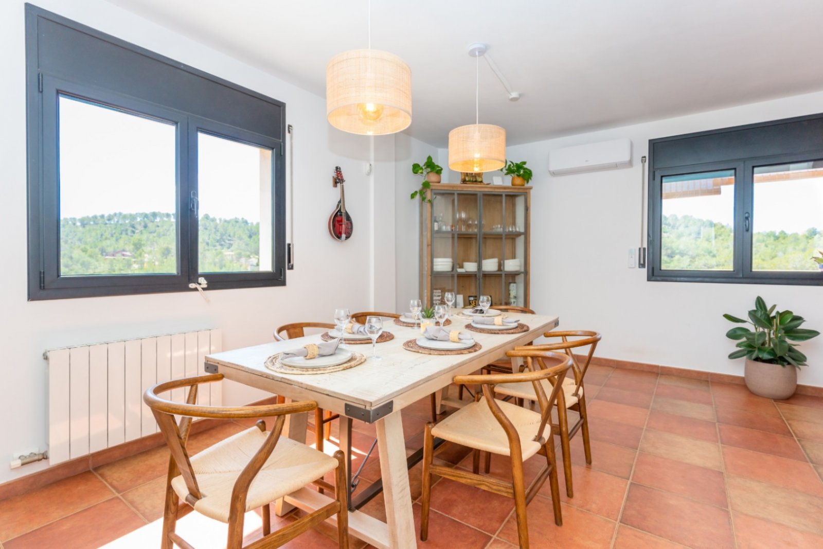 Entdecken Sie dieses geräumige Haus aus dem Jahr 2007, das 2022 renoviert wurde und über 300 m² Wohnfläche mit fantastischer Aussicht bietet. Perfekt