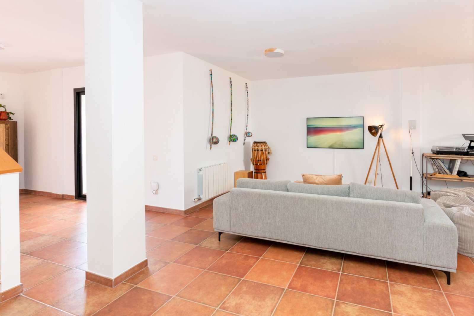 Entdecken Sie dieses geräumige Haus aus dem Jahr 2007, das 2022 renoviert wurde und über 300 m² Wohnfläche mit fantastischer Aussicht bietet. Perfekt