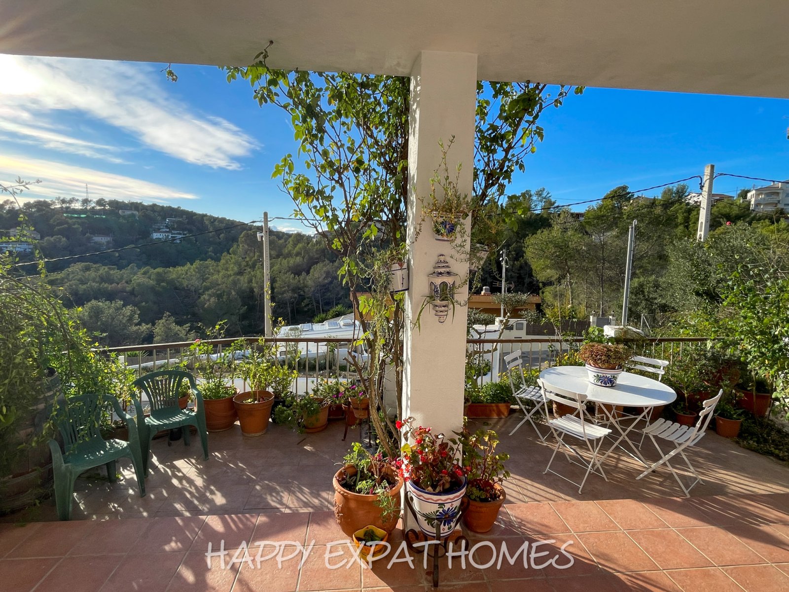 Dieses charmante große Haus in den Hügeln von Sitges hat den ganzen Tag Sonne und eine herrliche Aussicht von einer der Terrassen oder von einer Bank 