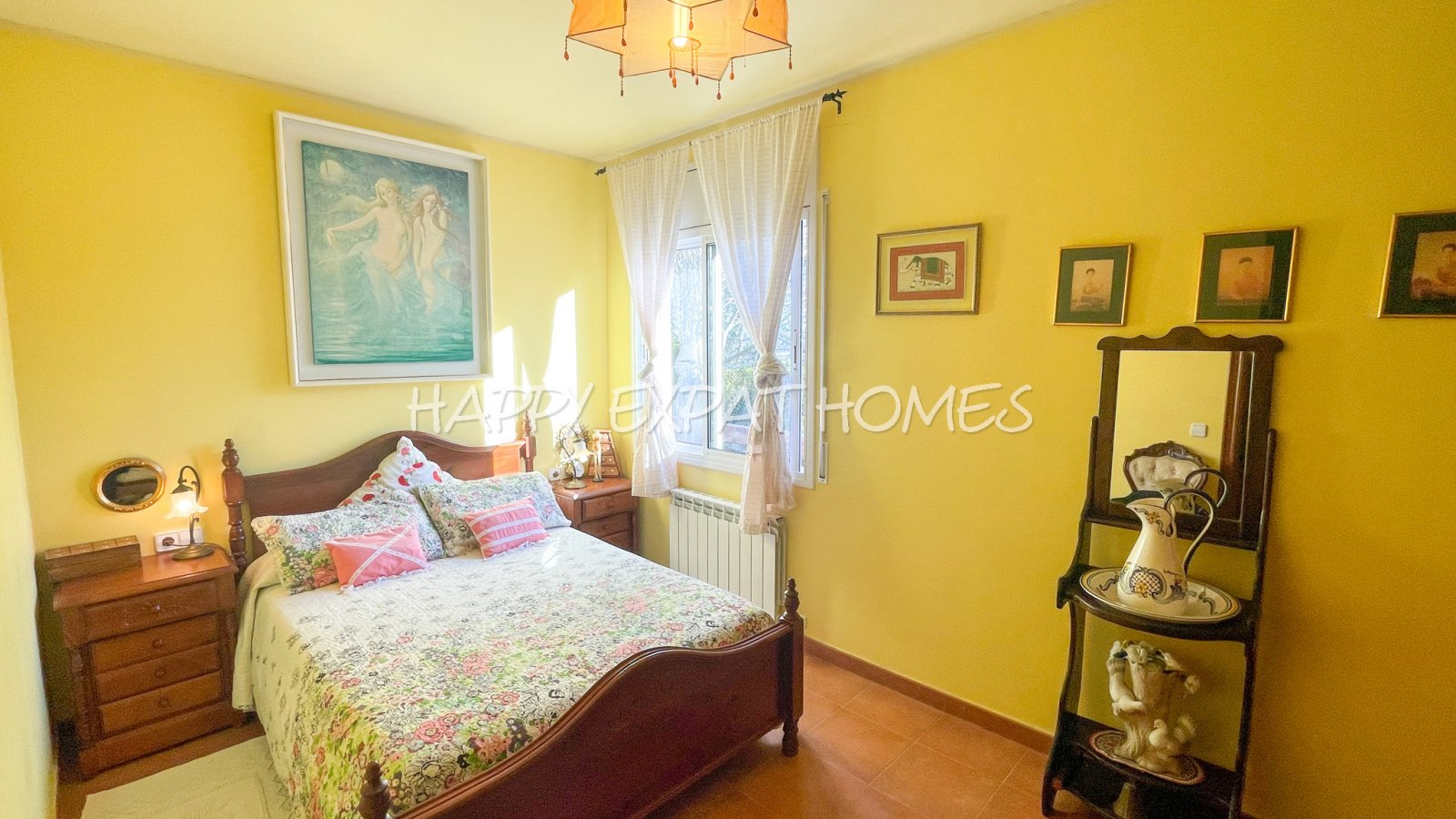 Dieses charmante große Haus in den Hügeln von Sitges hat den ganzen Tag Sonne und eine herrliche Aussicht von einer der Terrassen oder von einer Bank 